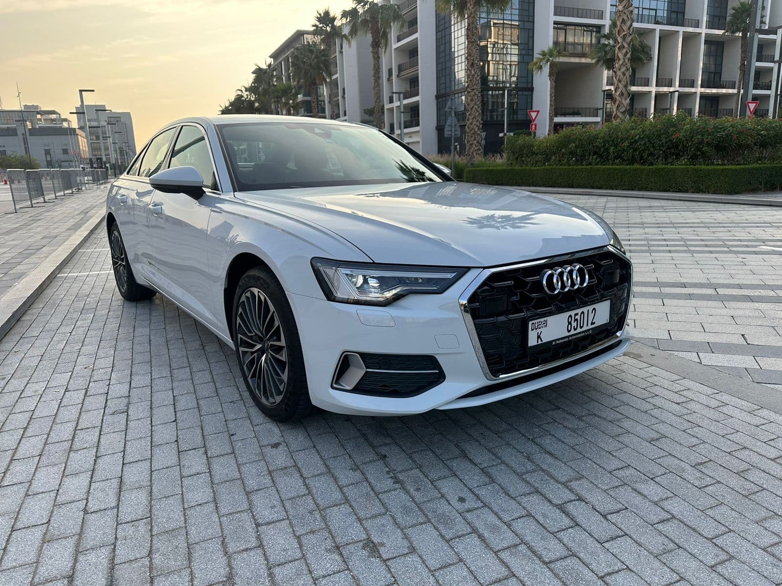Audi A6 2024 mieten in Dubai - Frontansicht