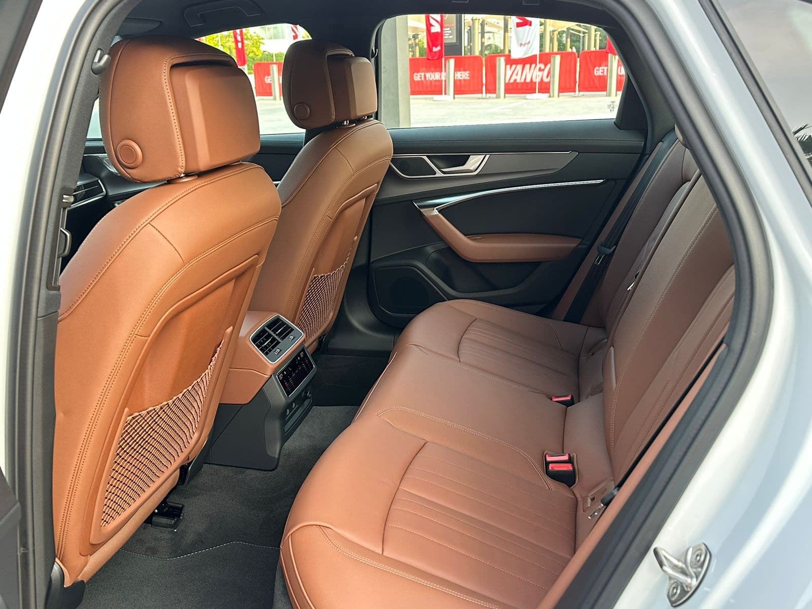 Audi A6 2024 mieten in Dubai - Ansicht 4
