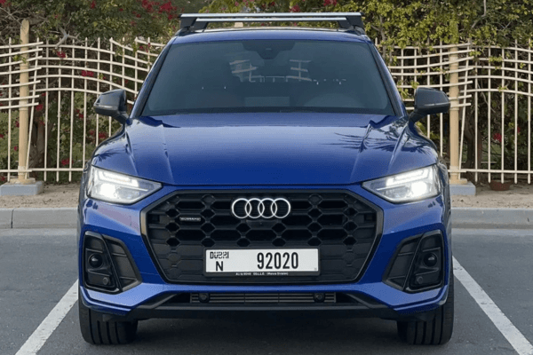 Audi Q5 2021 mieten in Dubai - Frontansicht