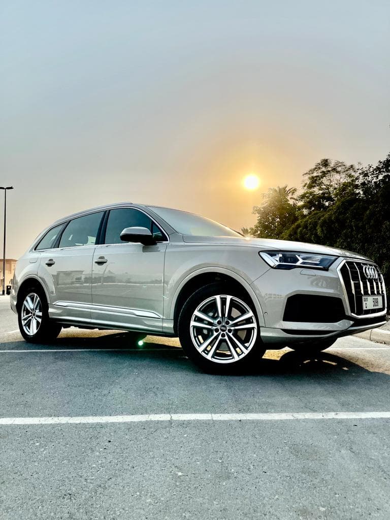 Audi Q7 2021 huren Dubai - Vooraanzicht