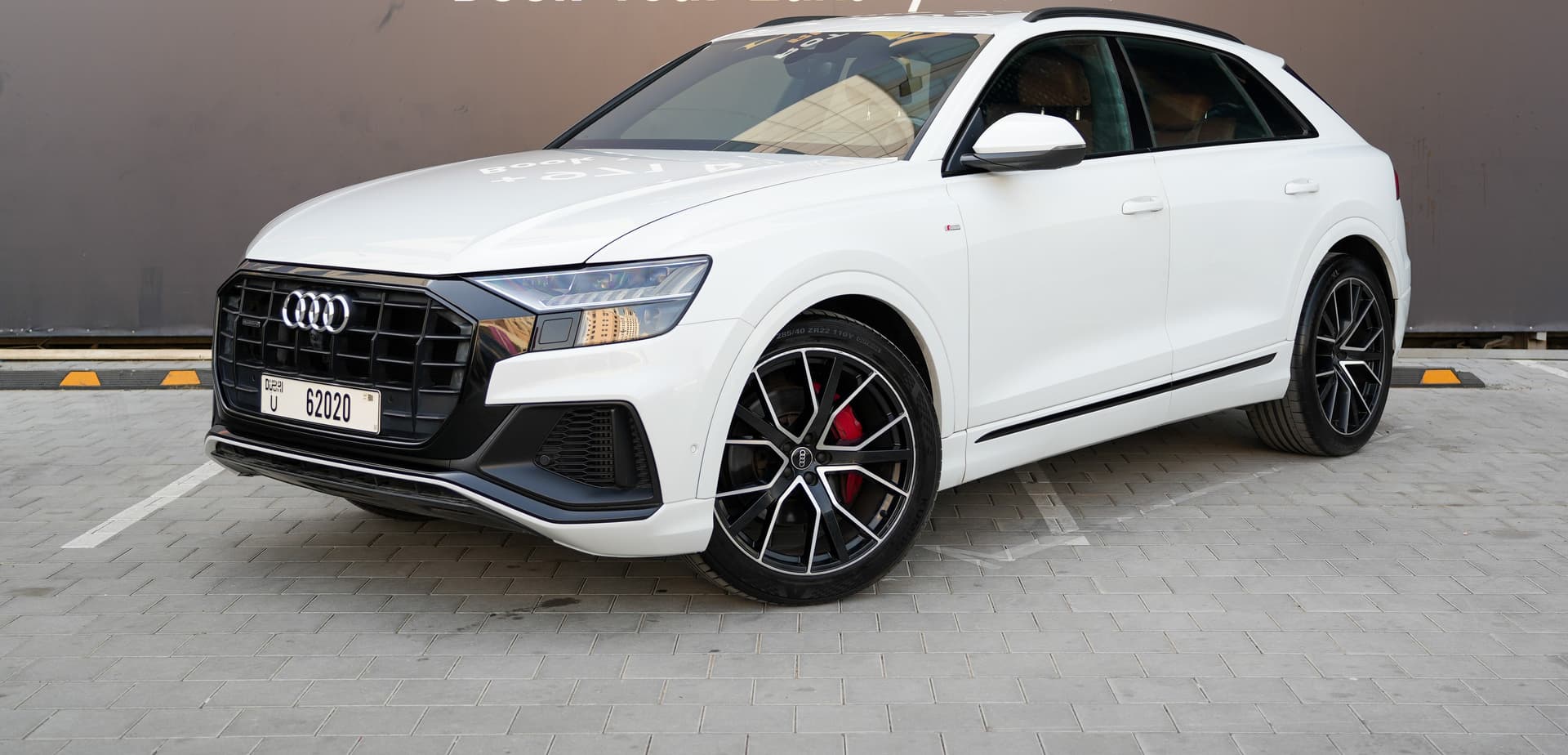 Audi Q8 2021 mieten in Dubai - Frontansicht