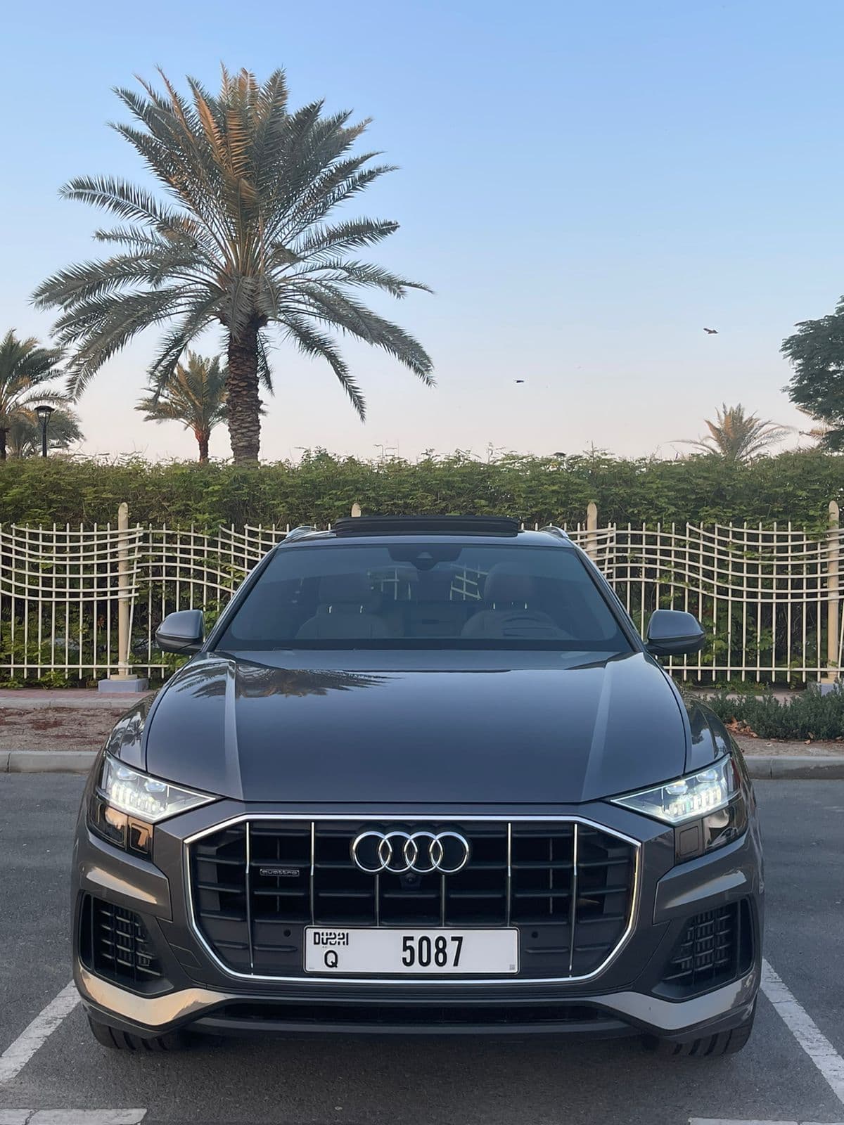 Audi Q8 2022 huren Dubai - Vooraanzicht