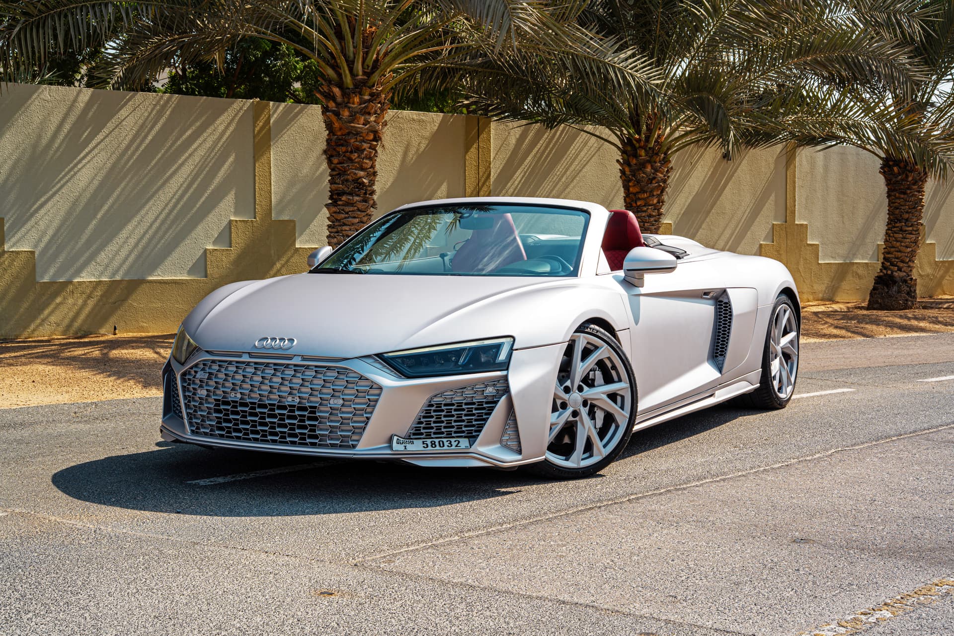 Audi R8 Spyder V10 2022 huren Dubai - Vooraanzicht