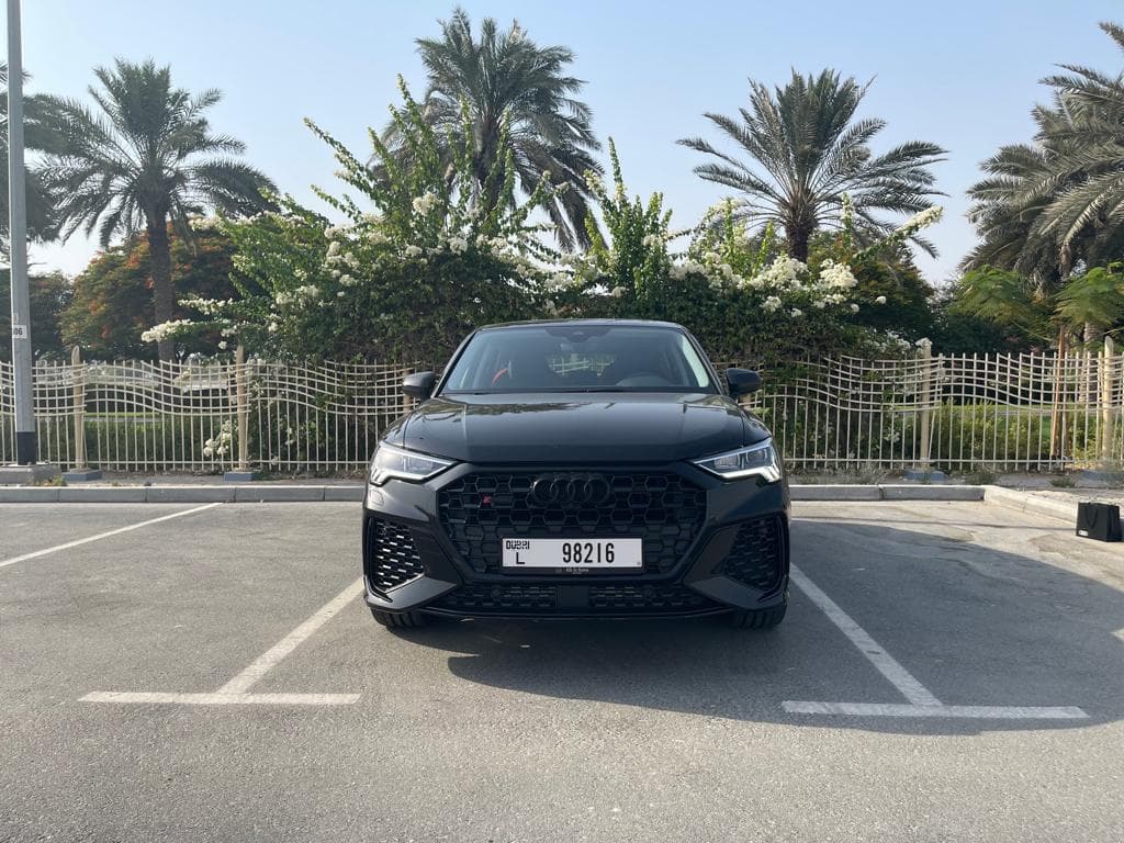 Audi RS Q3 2022 huren Dubai - Vooraanzicht