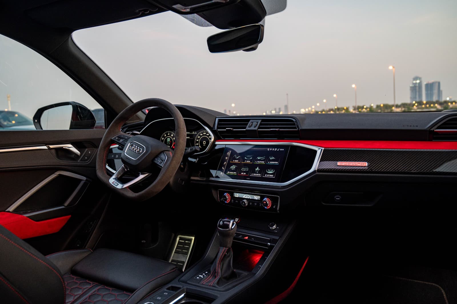 Audi RS Q3 Sportback 2023 huren Dubai - Weergave 2