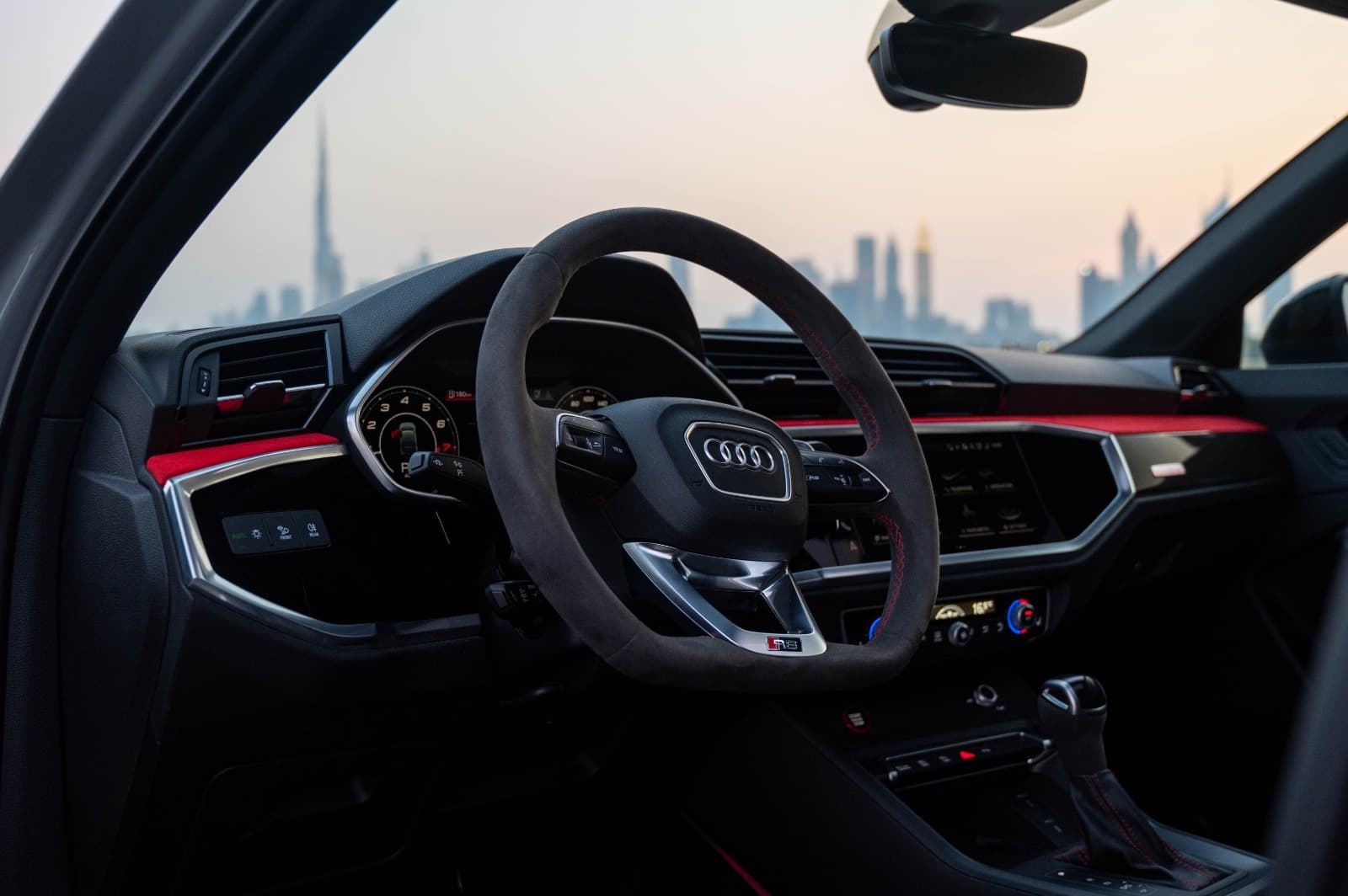 Audi RS Q3 Sportback 2023 huren Dubai - Weergave 3