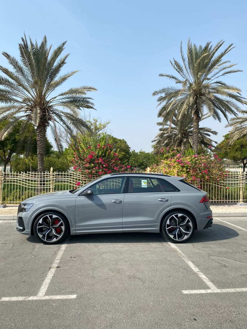 Audi RS Q8 2021 huren Dubai - Weergave 3