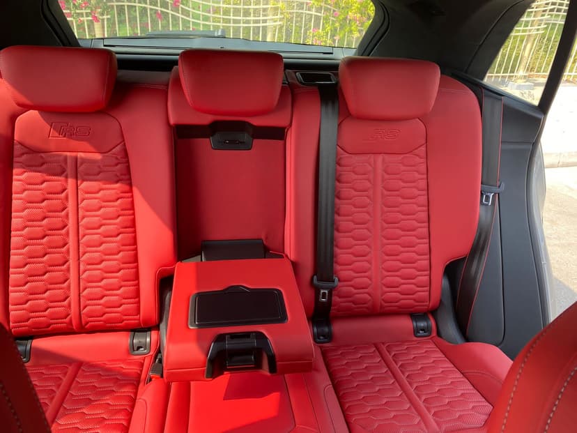 Audi RS Q8 2021 huren Dubai - Weergave 9