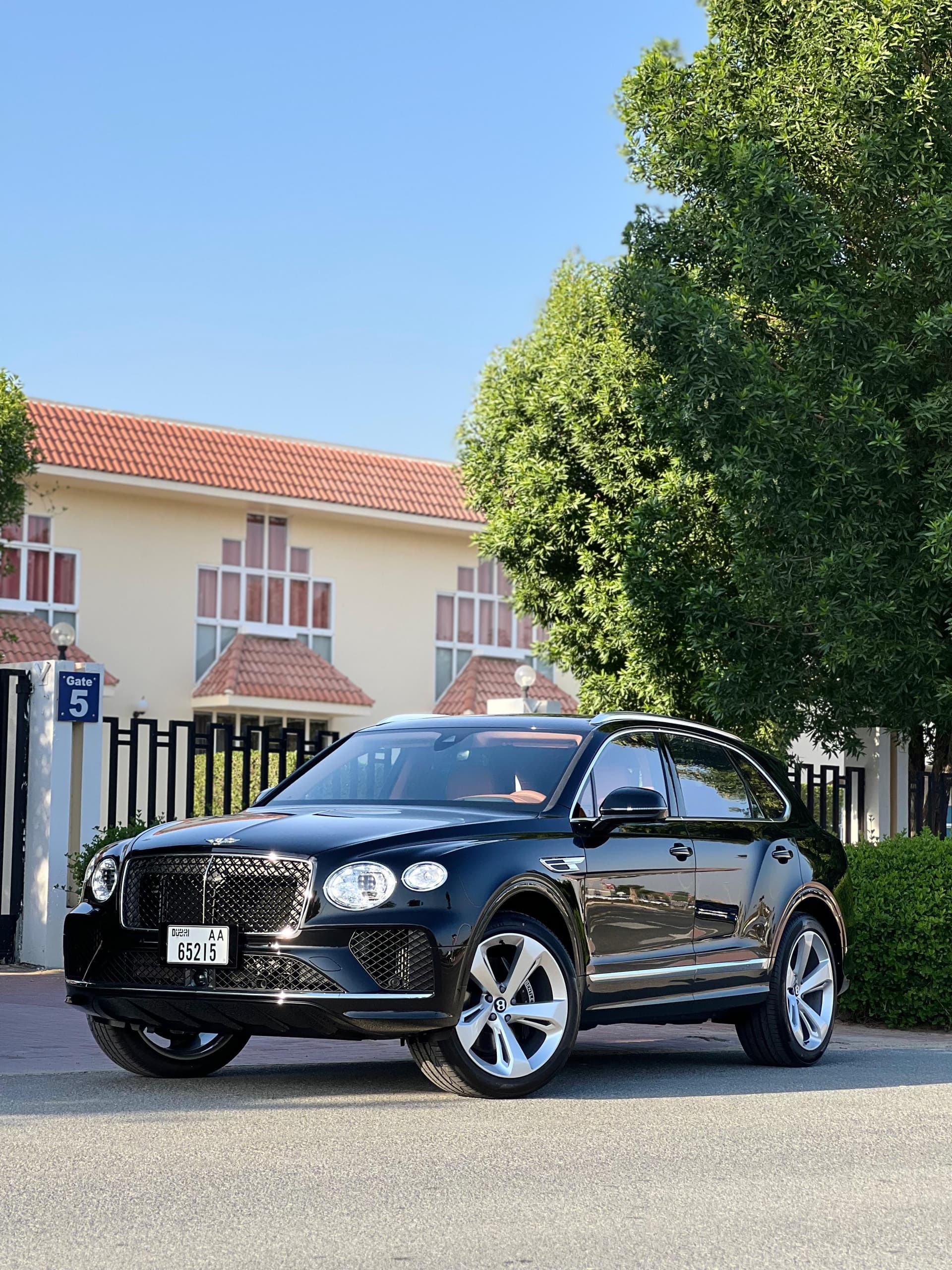 Bentley Bentayga 2024 huren Dubai - Vooraanzicht