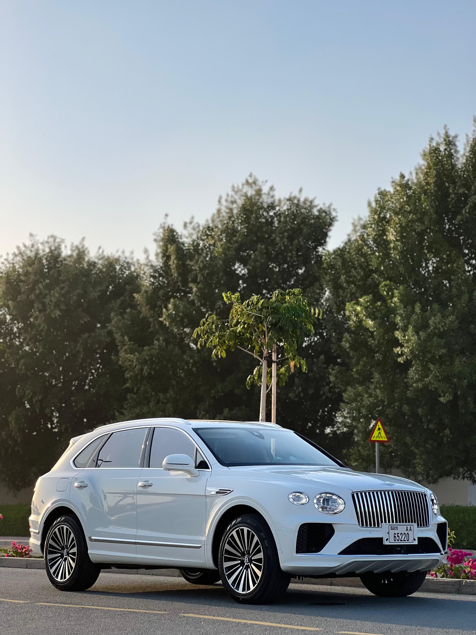 Bentley Bentayga 2024 mieten in Dubai - Ansicht 3