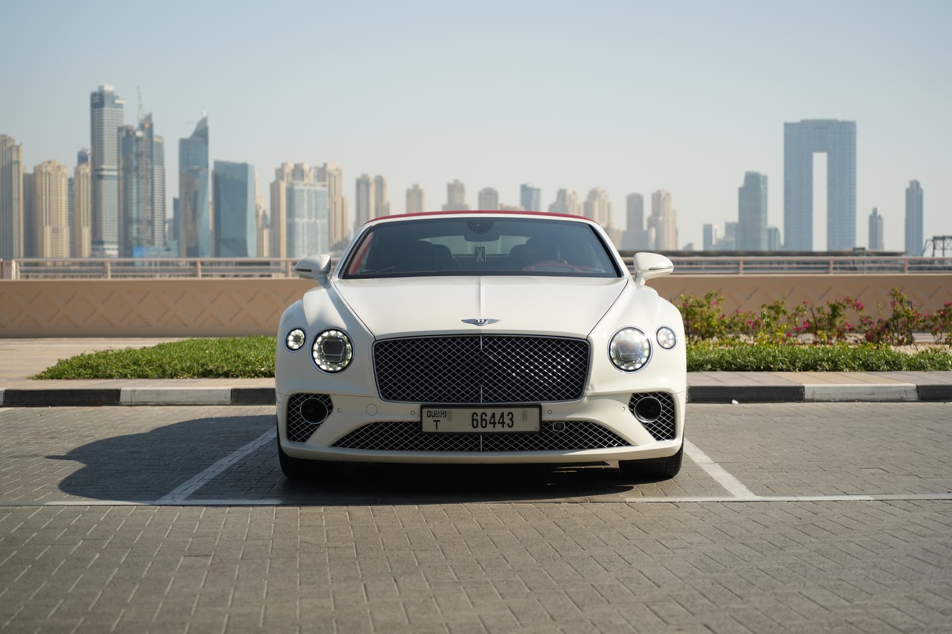 Bentley Continental GTC 2022 mieten in Dubai - Frontansicht