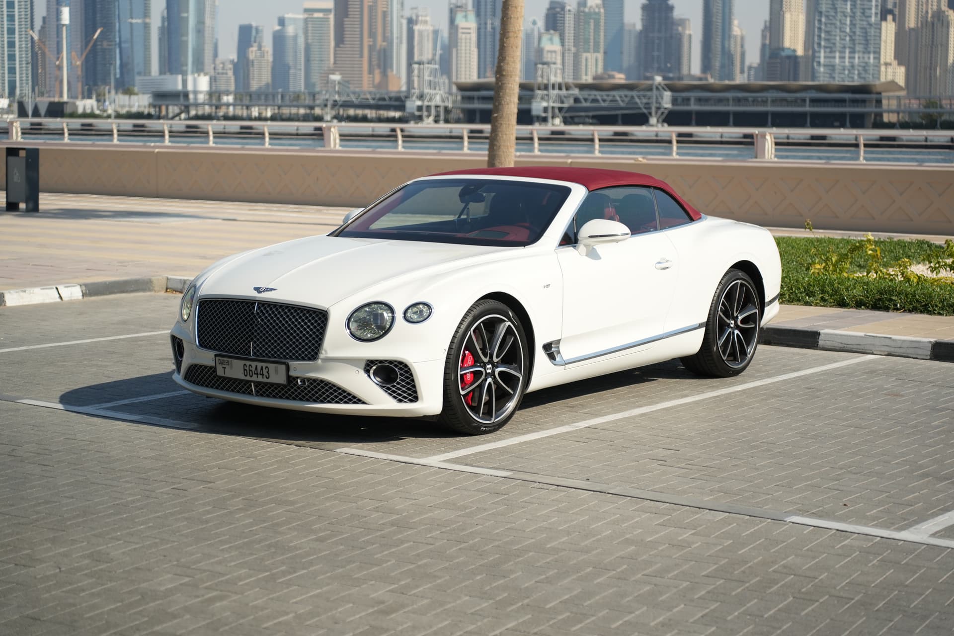 Bentley Continental GTC 2022 mieten in Dubai - Ansicht 2