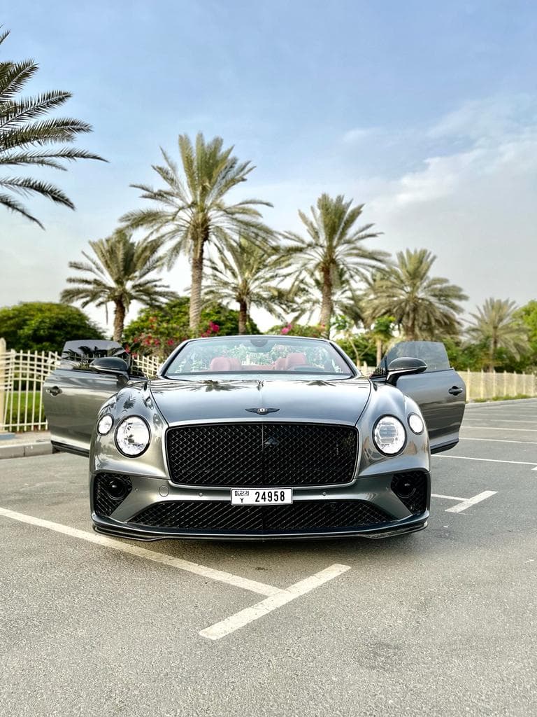 Bentley Continental GTC 2022 huren Dubai - Vooraanzicht