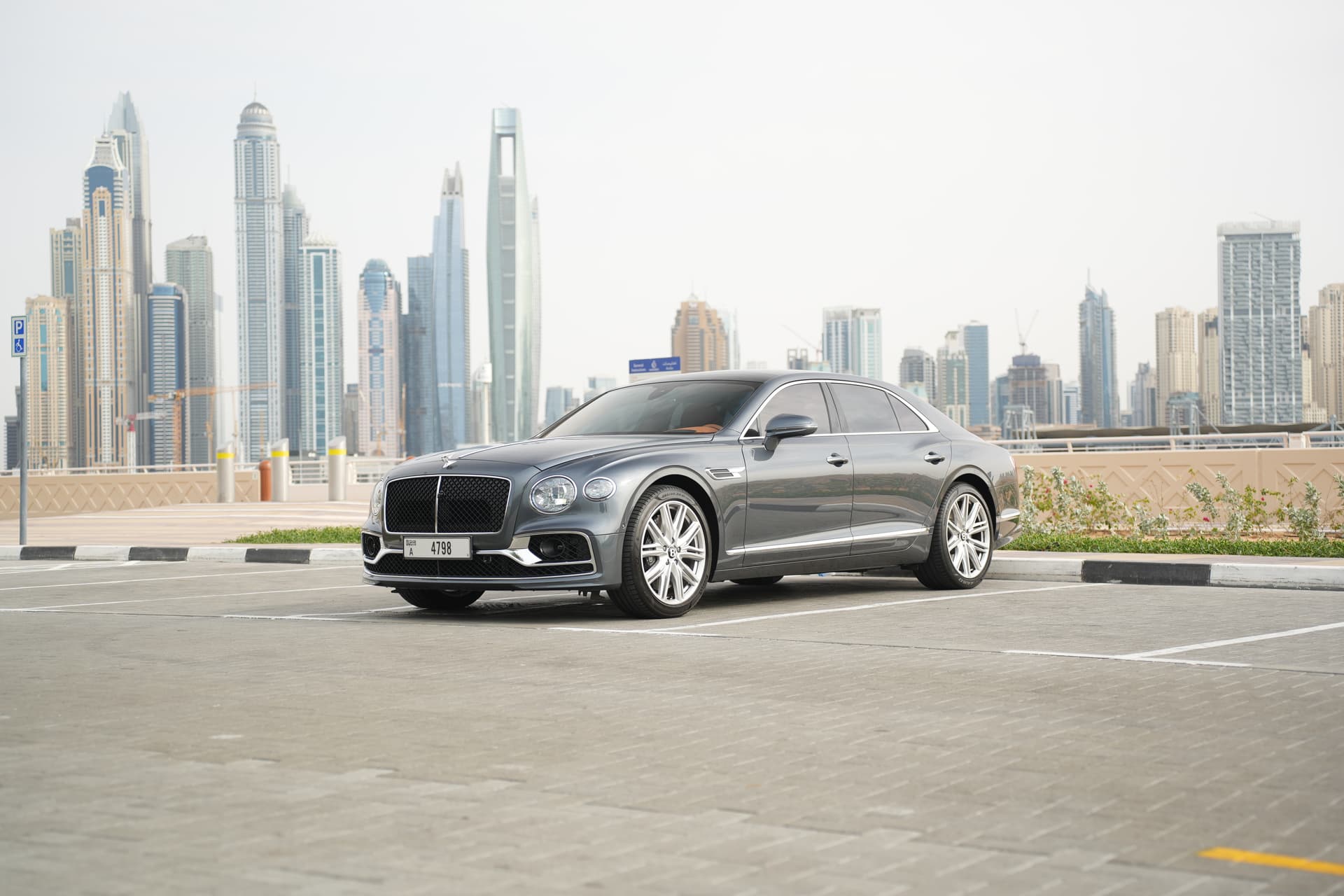 Bentley Flying Spur 2024 mieten in Dubai - Frontansicht