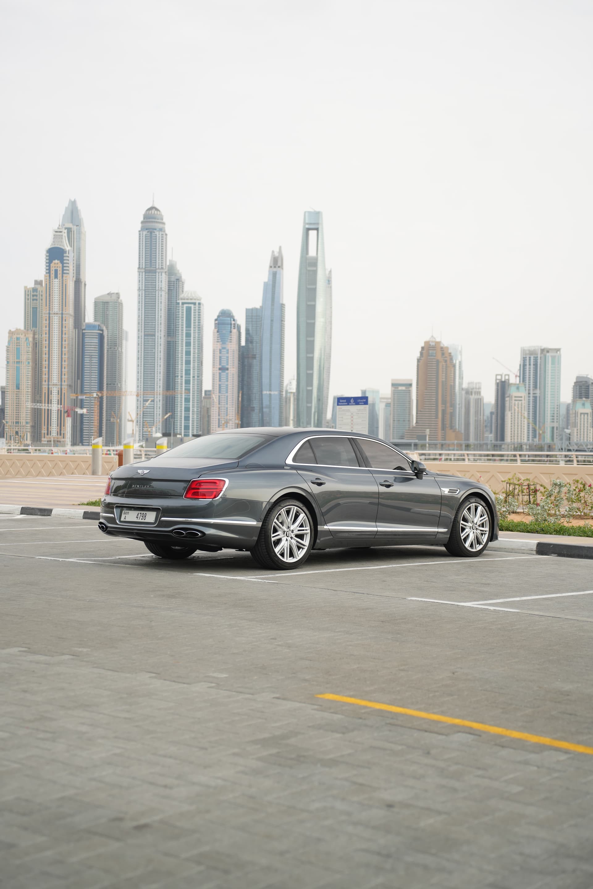 Bentley Flying Spur 2024 mieten in Dubai - Ansicht 3