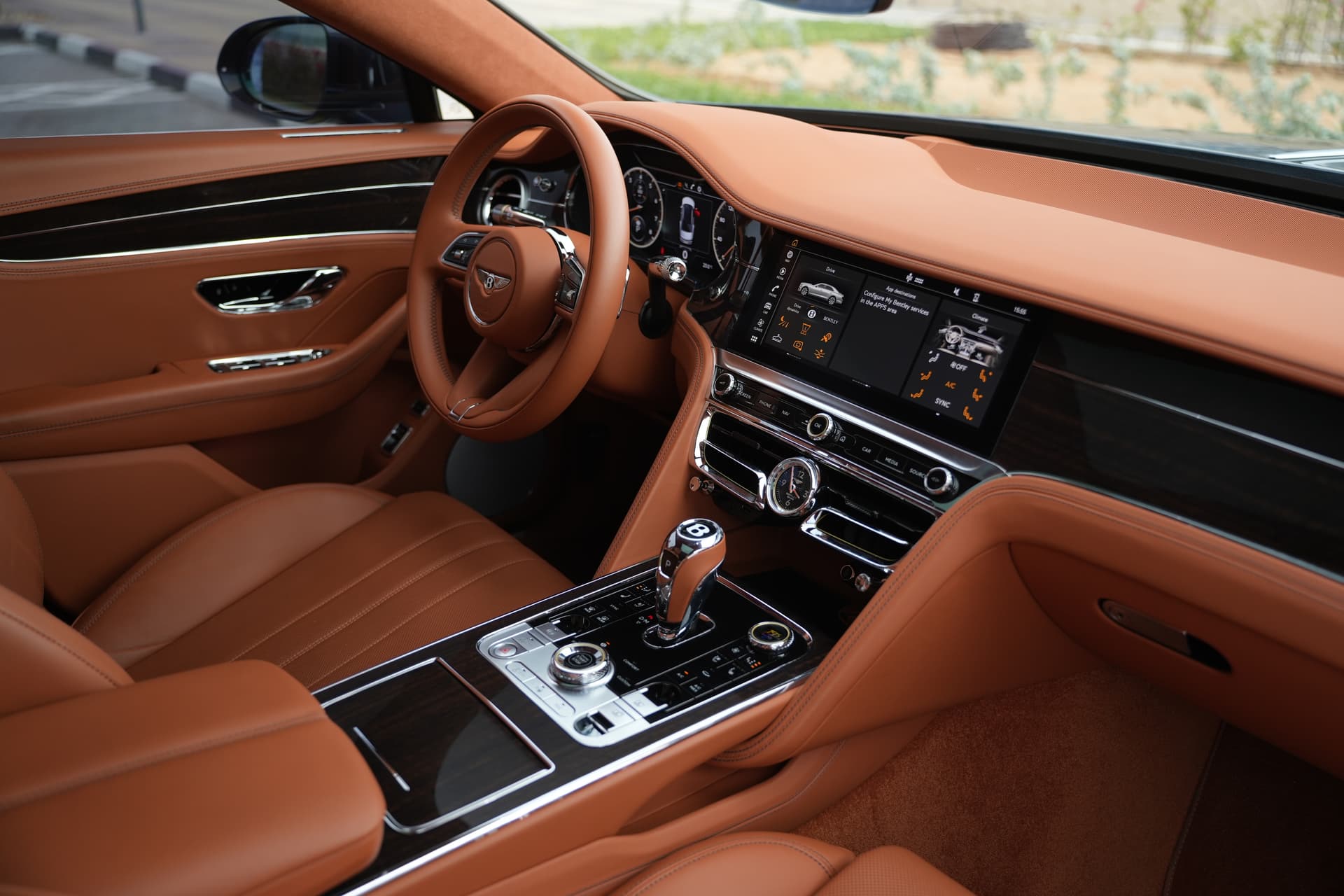 Bentley Flying Spur 2024 mieten in Dubai - Ansicht 4