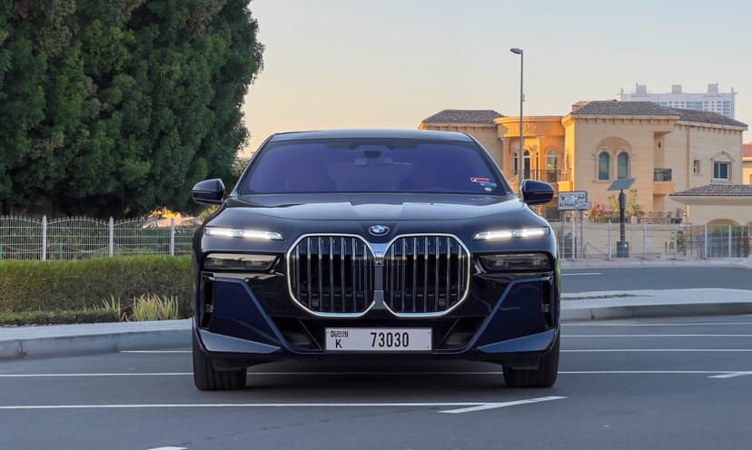 Alquiler BMW 7 Series 730i 2024 Dubai - Vista principal