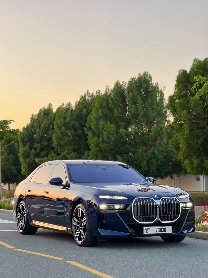Alquiler BMW 7 Series 730i 2024 Dubai - Vista 2