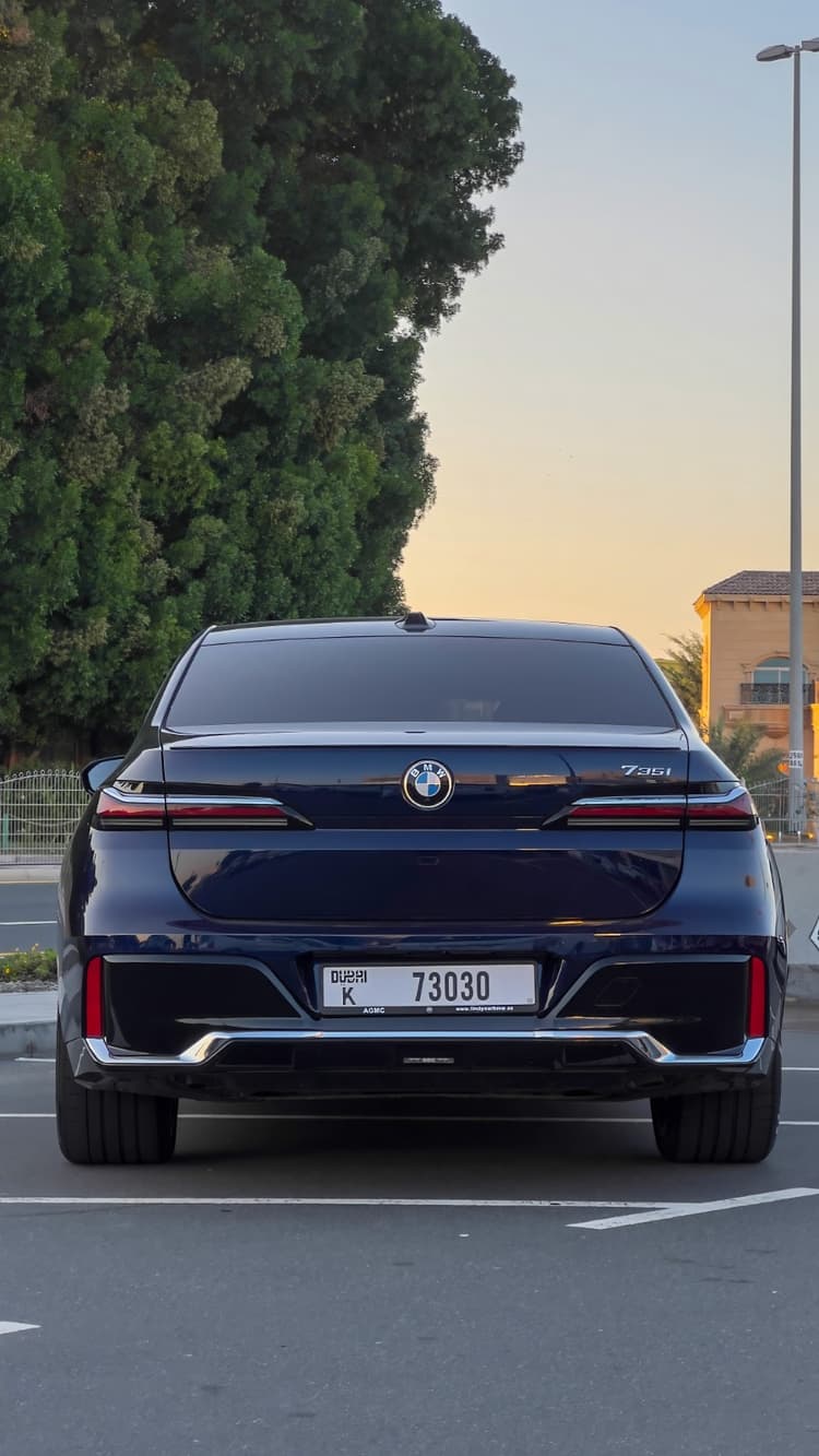 Alquiler BMW 7 Series 730i 2024 Dubai - Vista 5