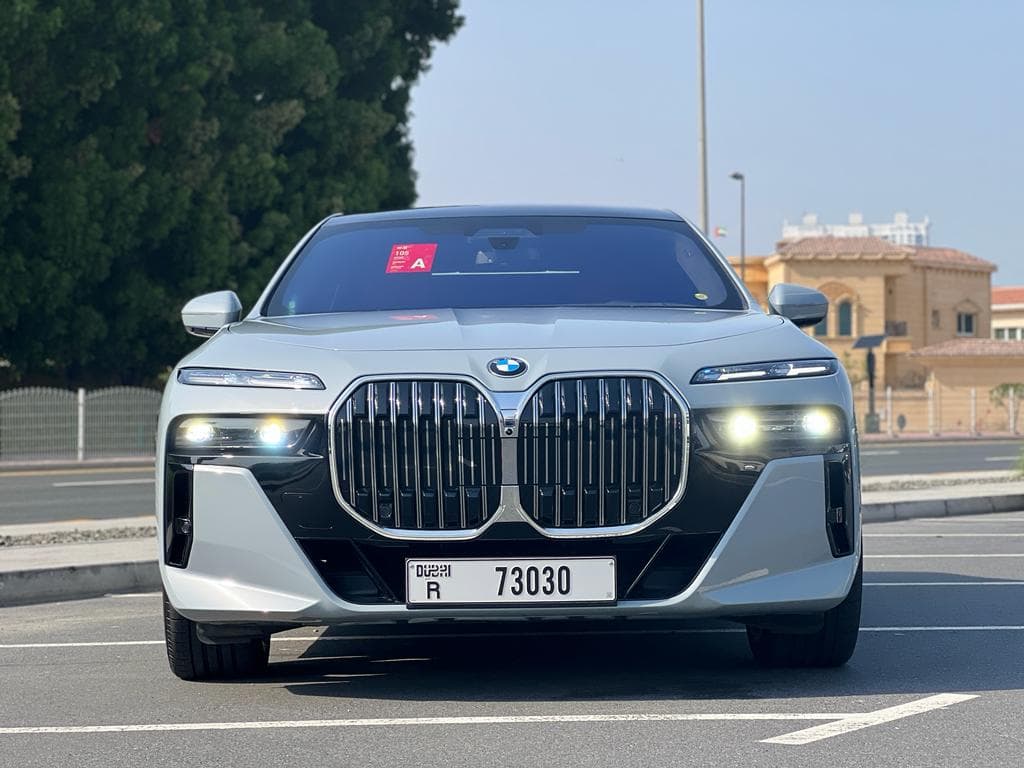 BMW 7 Series 735i 2023 huren Dubai - Vooraanzicht