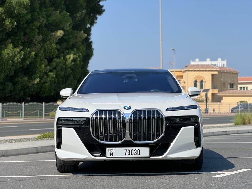 BMW 7 Series 735i 2024 huren Dubai - Vooraanzicht