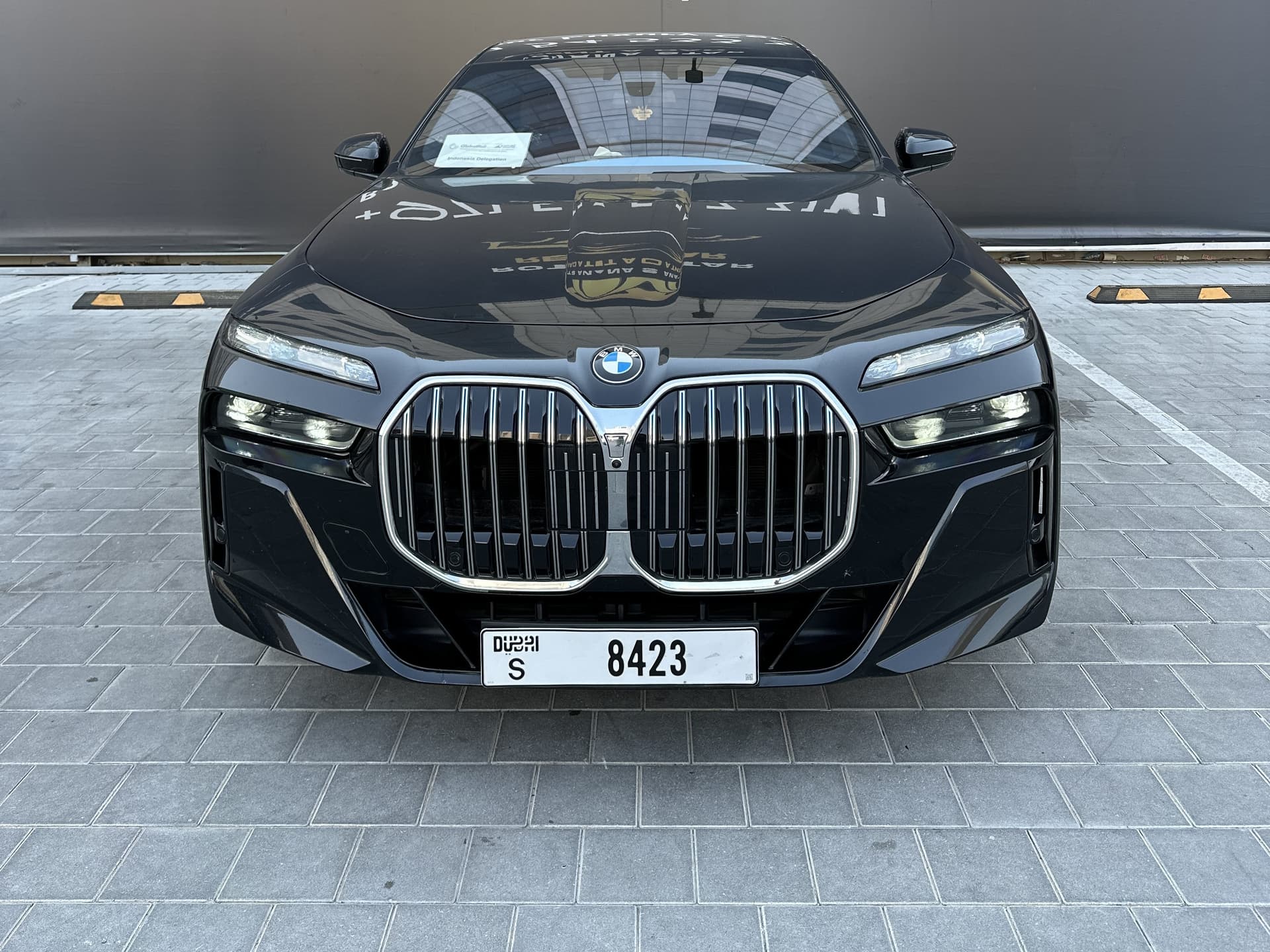 BMW 7 Series 735i 2024 huren Dubai - Vooraanzicht