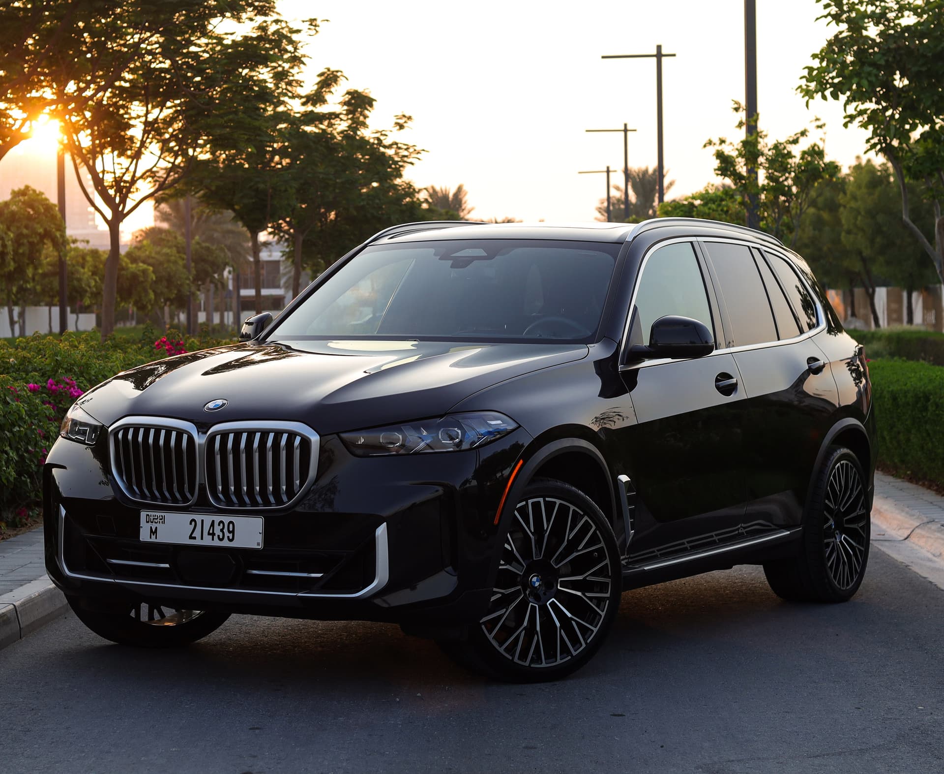 BMW X5 xDrive40i 2024 huren Dubai - Vooraanzicht
