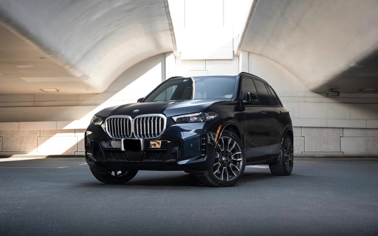 BMW X5 xDrive40i M Sport 2025 huren Dubai - Vooraanzicht