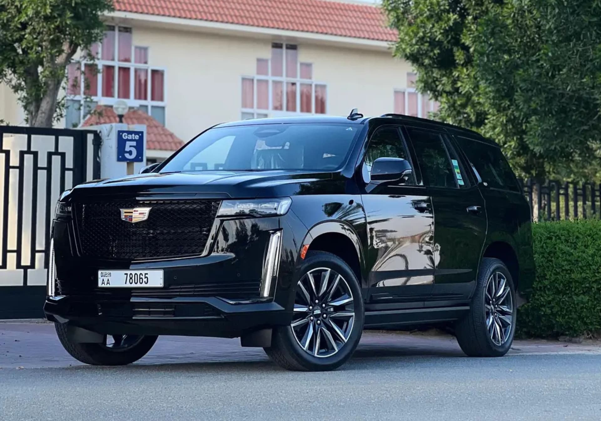 Cadillac Escalade V Sport 2023 huren Dubai - Vooraanzicht