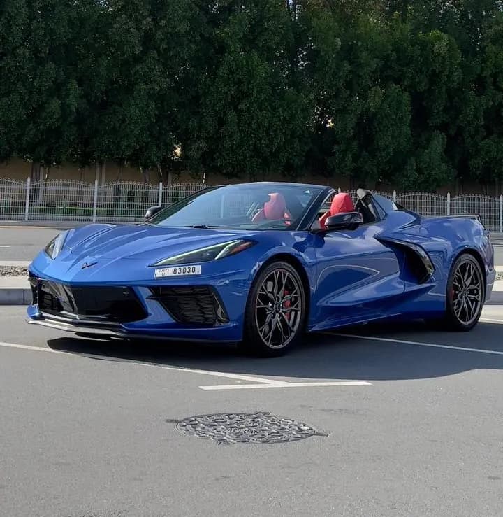 Chevrolet Corvette Stingray 2023 huren Dubai - Vooraanzicht