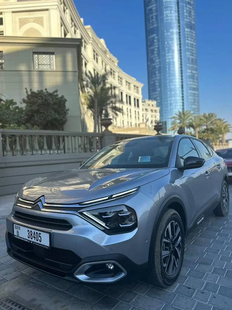Citroen C4 X 2024 mieten in Dubai - Frontansicht