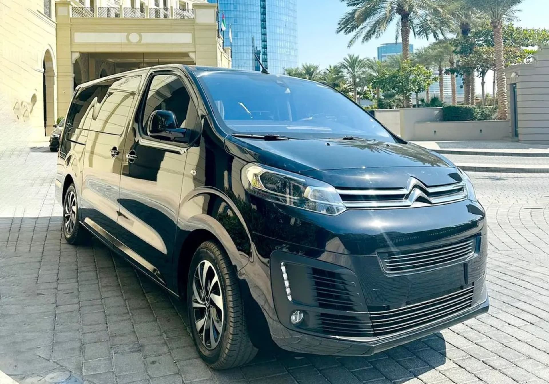 Citroen SpaceTourer 2024 mieten in Dubai - Frontansicht