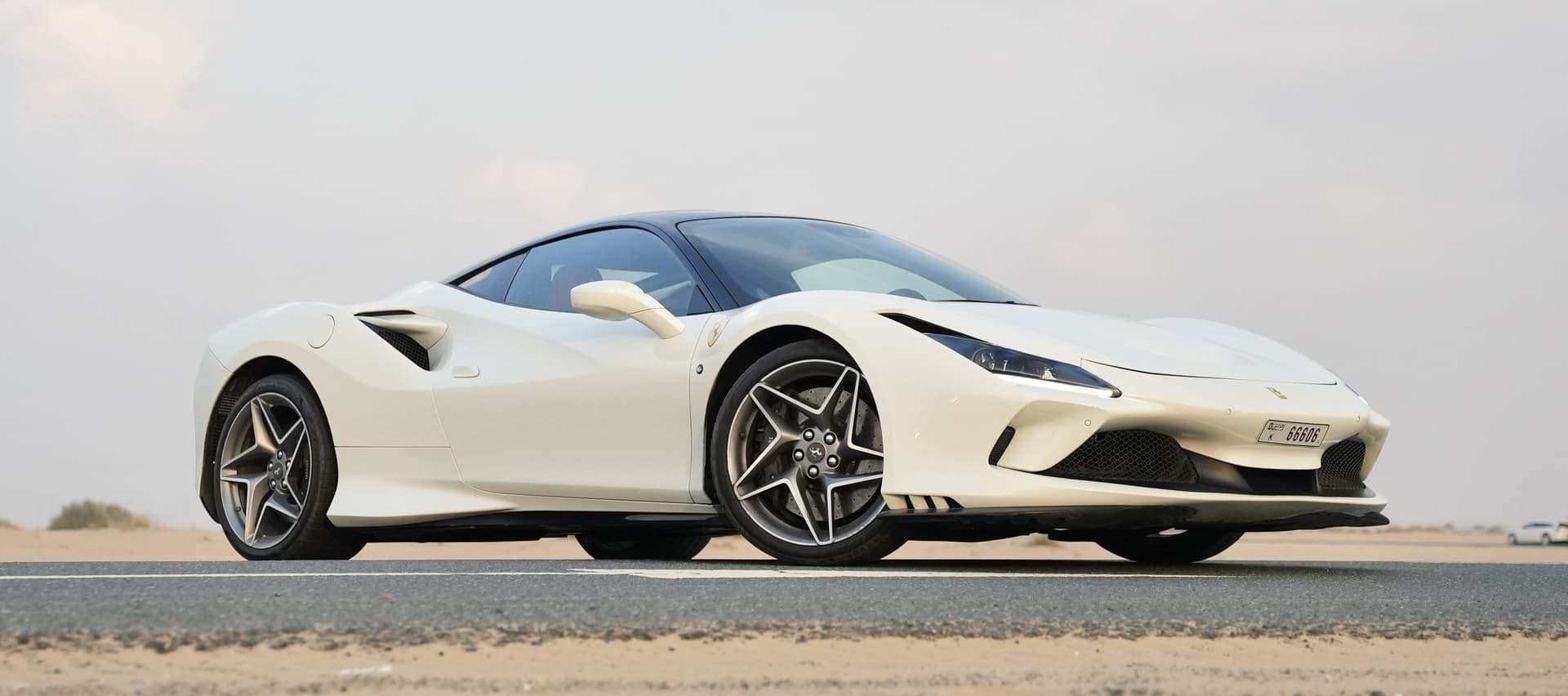 Ferrari F8 Tributo 2020 huren Dubai - Weergave 2