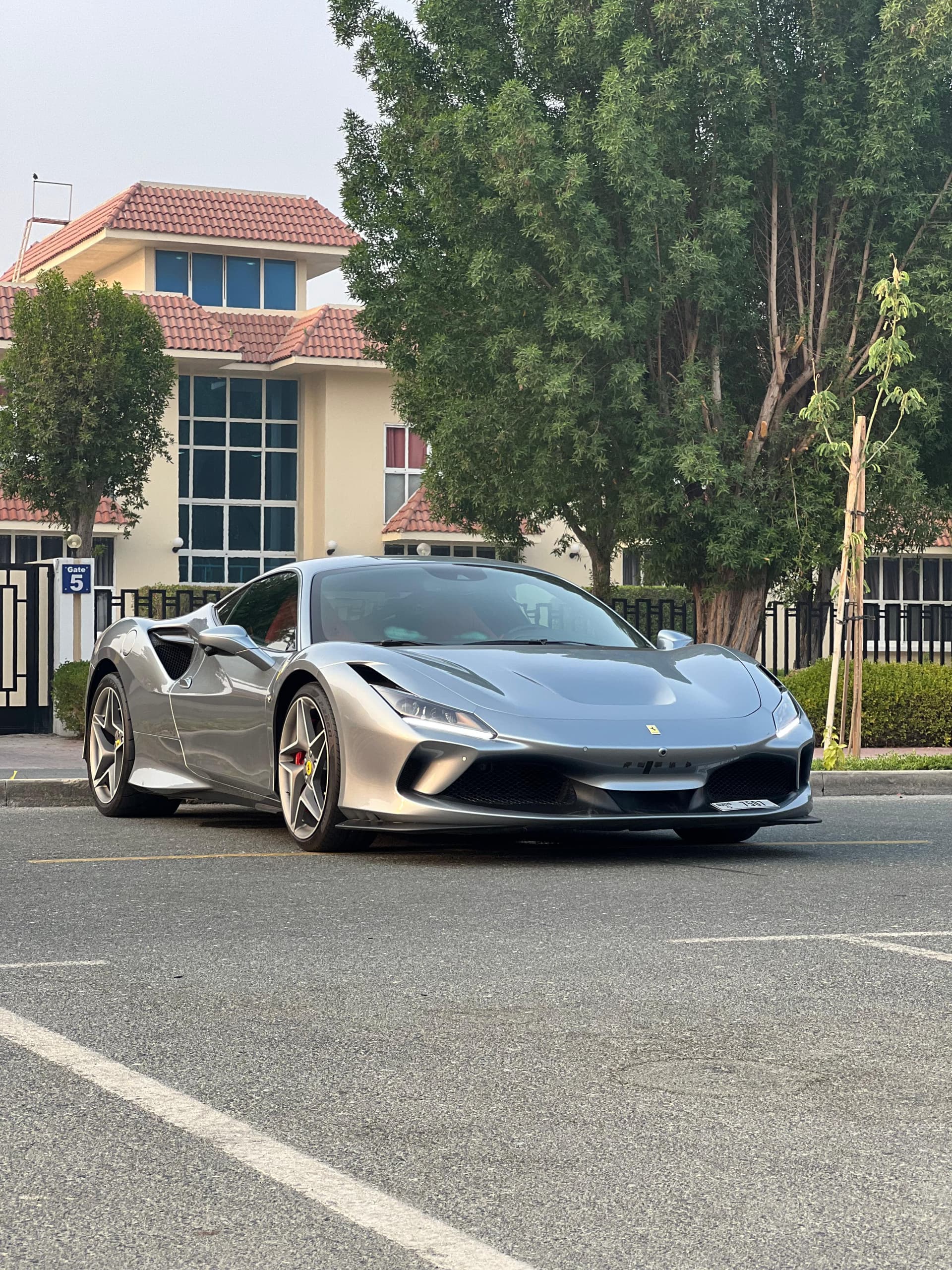 Ferrari F8 Tributo 2022 huren Dubai - Vooraanzicht