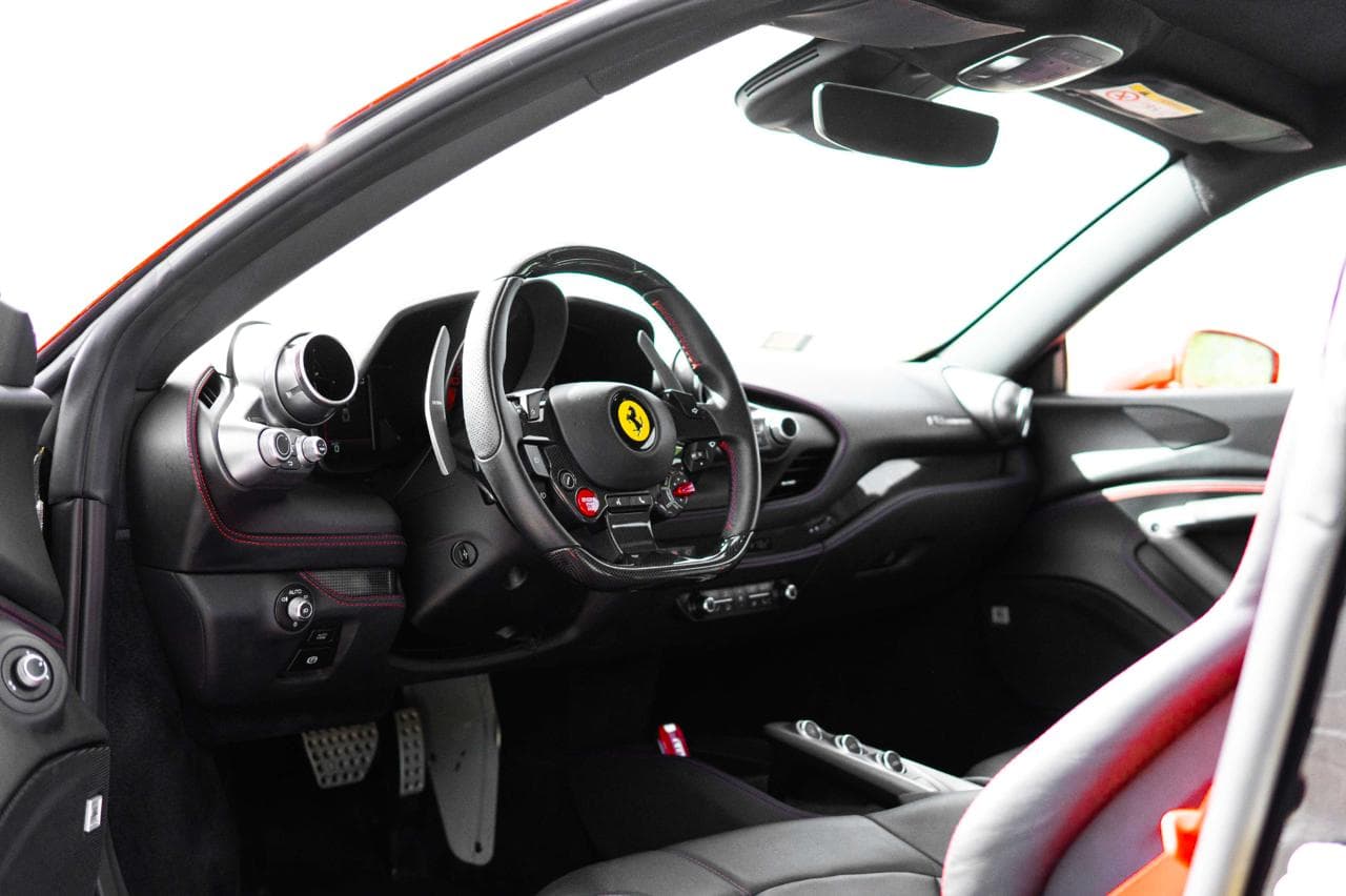 Ferrari F8 Tributo 2023 huren Dubai - Weergave 2