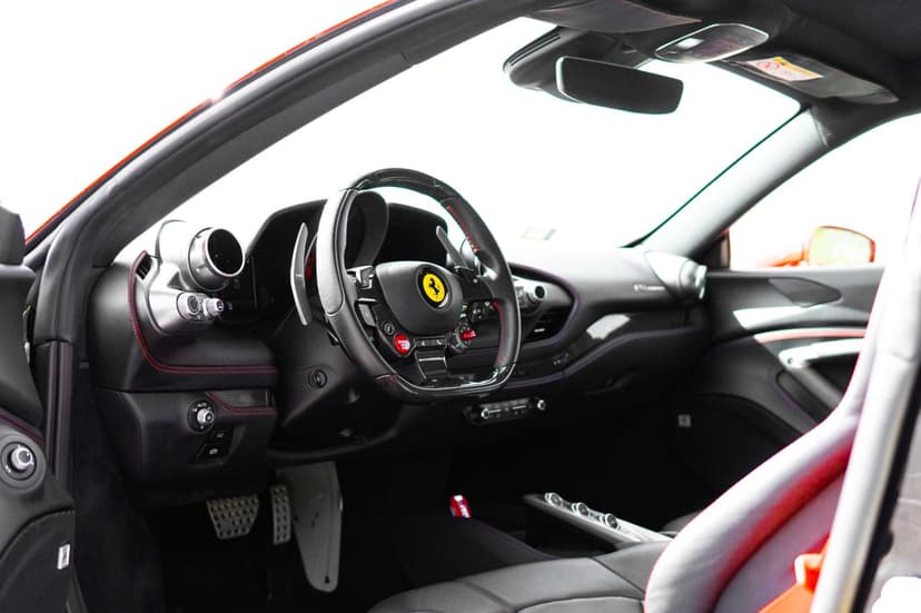 Location Ferrari F8 Tributo 2023 Dubai - Vue 2