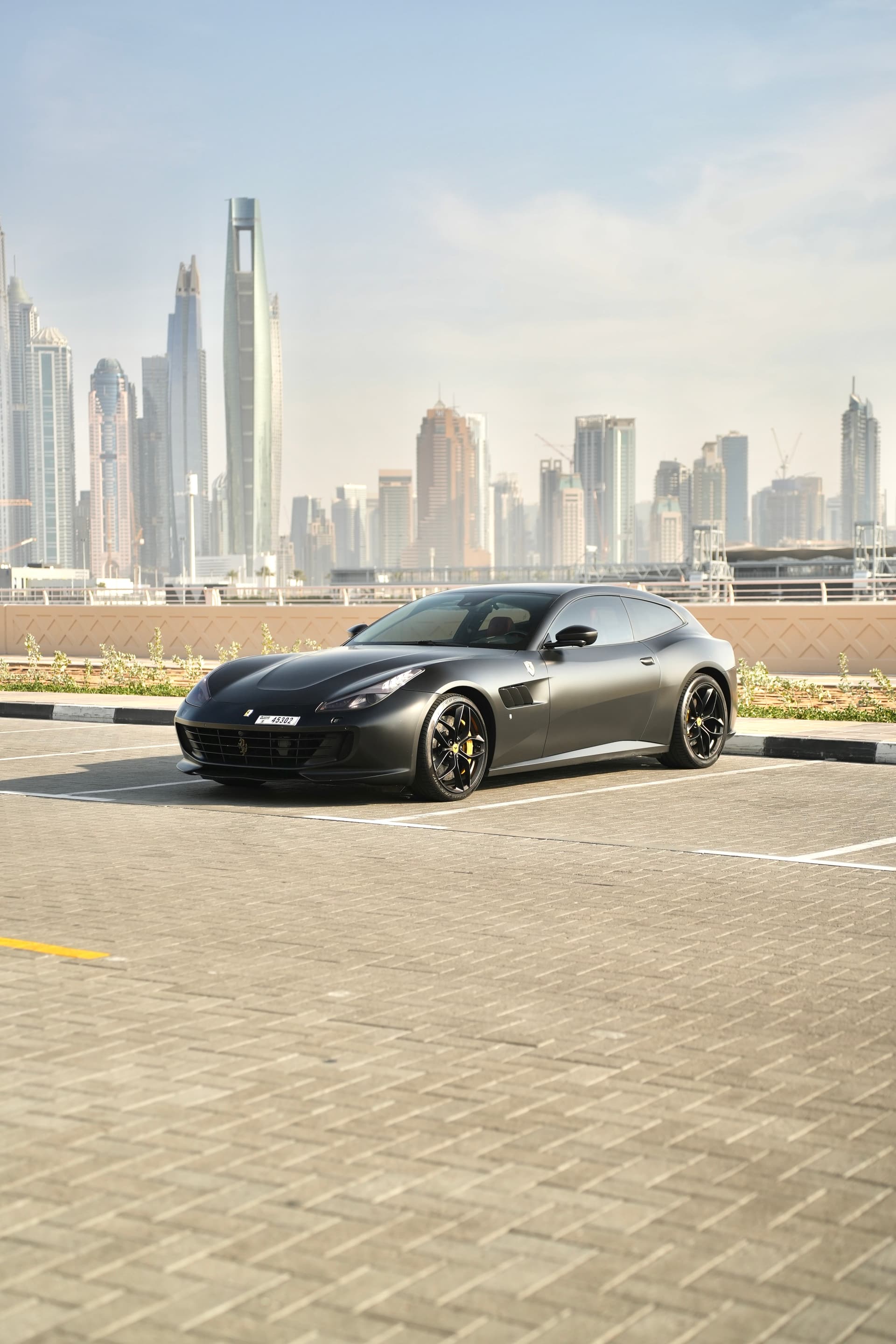 Ferrari GTC4Lusso 2024 huren Dubai - Vooraanzicht