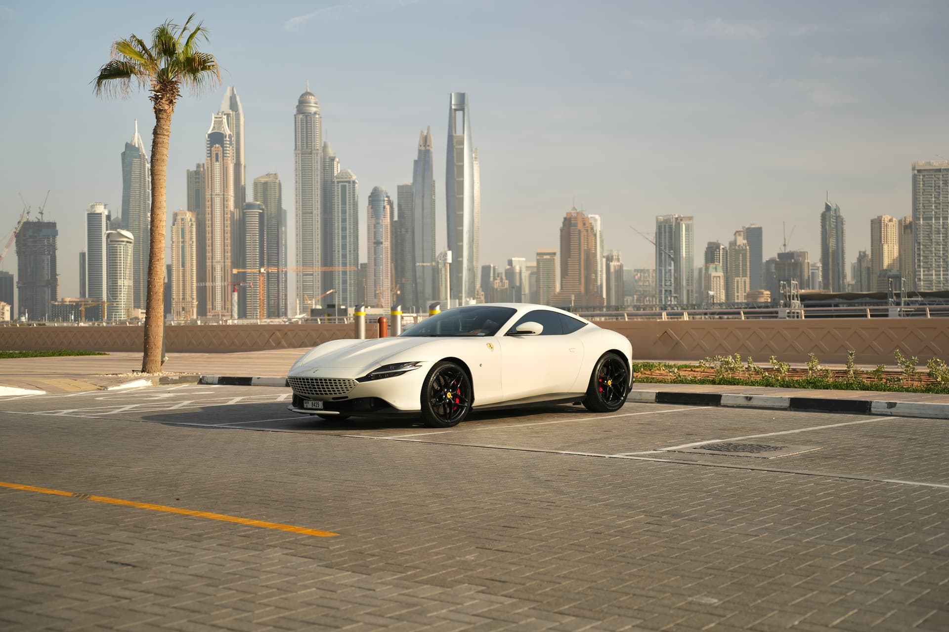 Ferrari Roma 2021 huren Dubai - Vooraanzicht