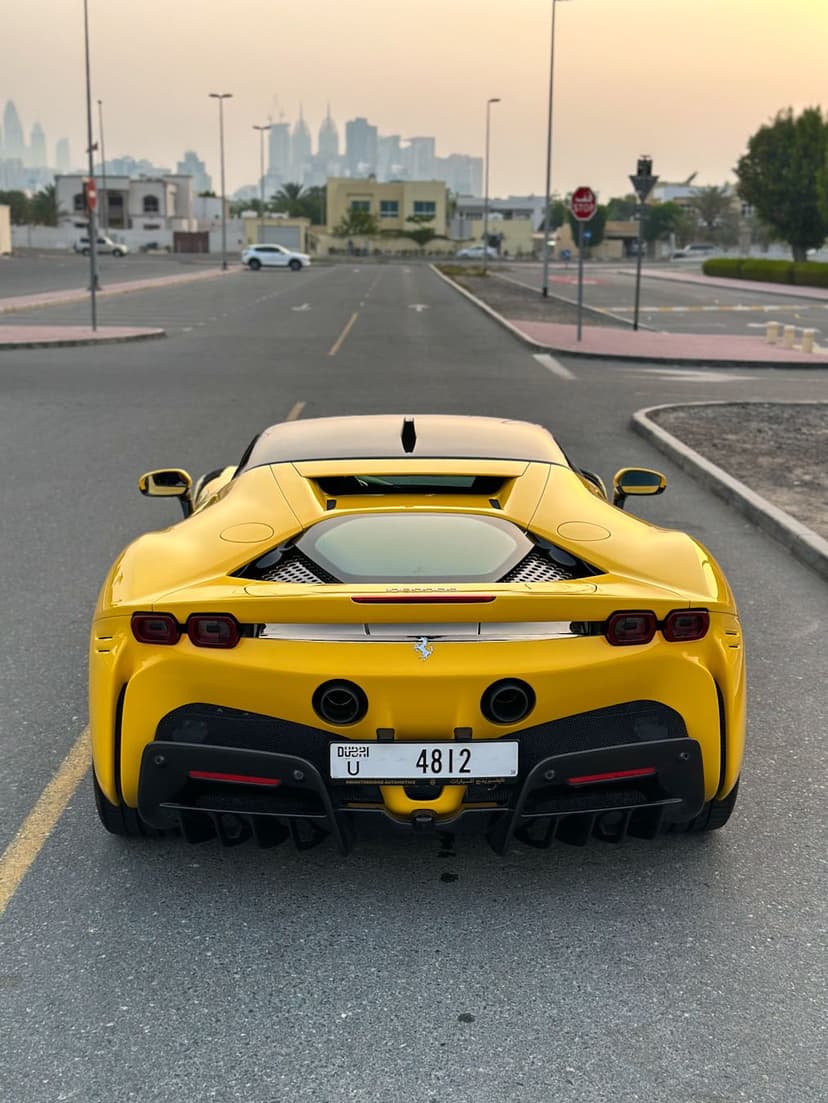 Location Ferrari SF90 Stradale 2021 Dubai - Vue 3