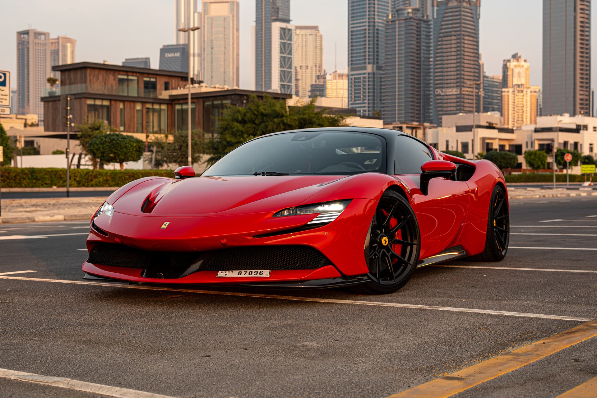 Ferrari SF90 Stradale 2024 huren Dubai - Vooraanzicht