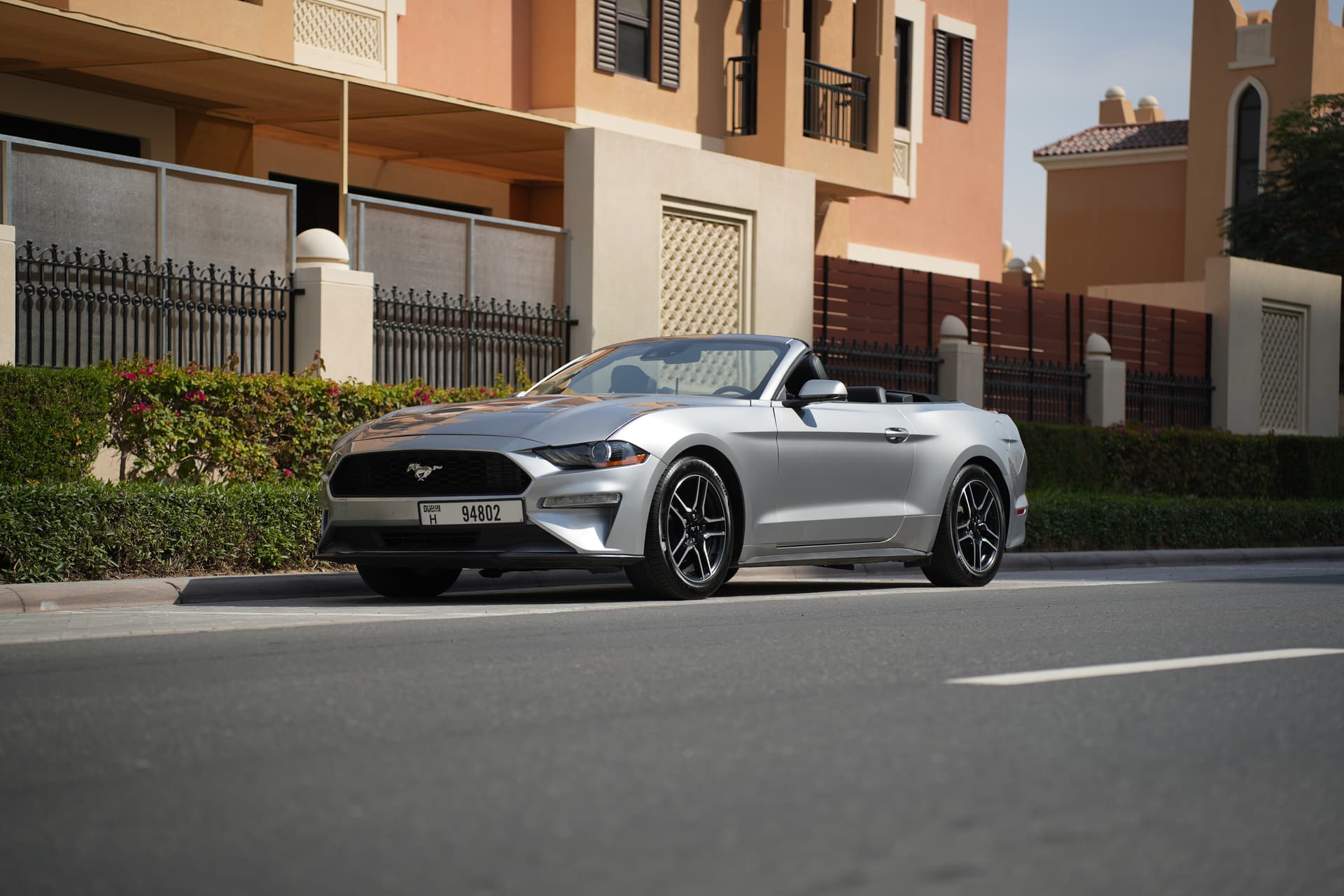 Ford Mustang Convertible 2023 mieten in Dubai - Frontansicht