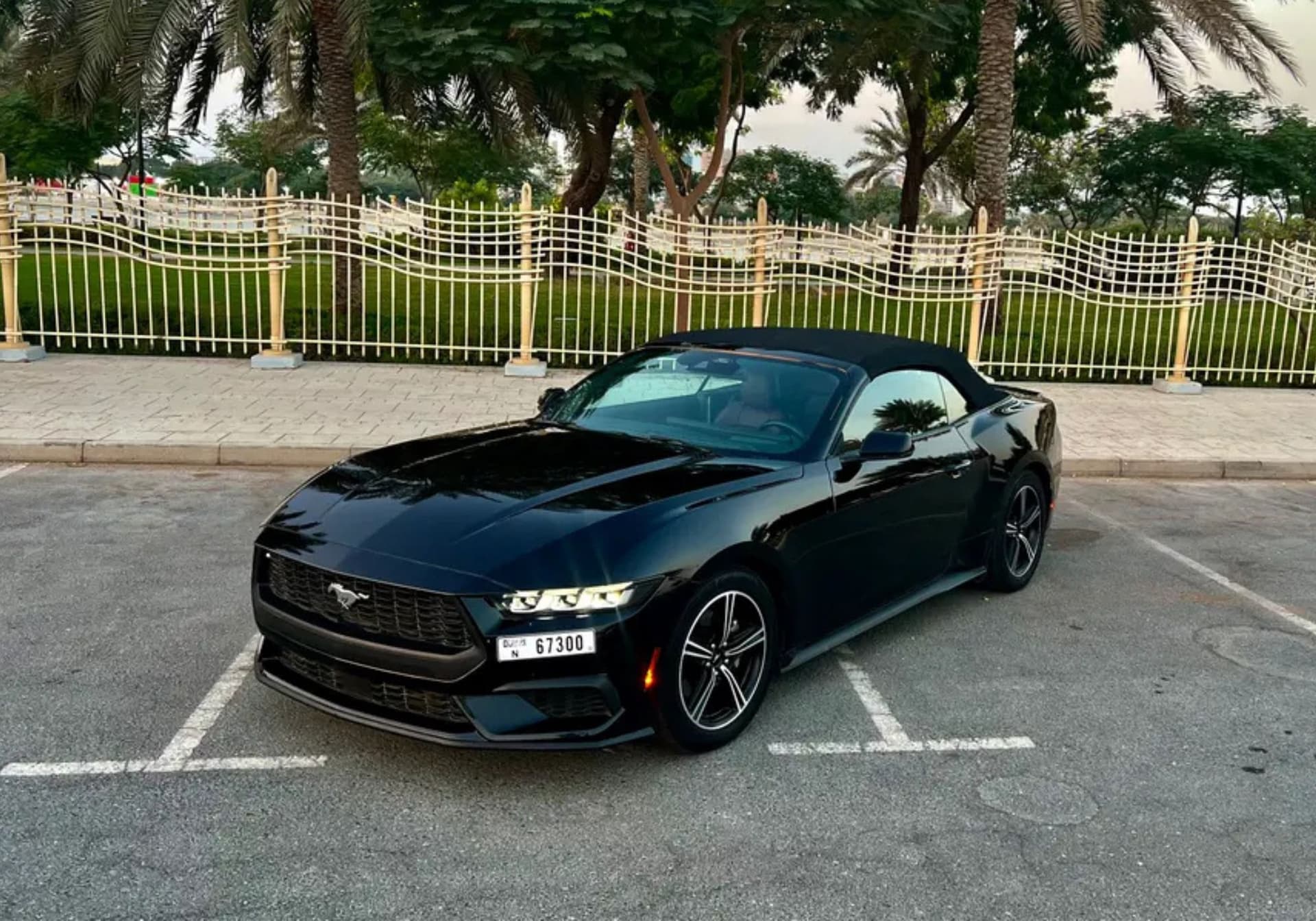 Ford Mustang Convertible 2025 huren Dubai - Vooraanzicht