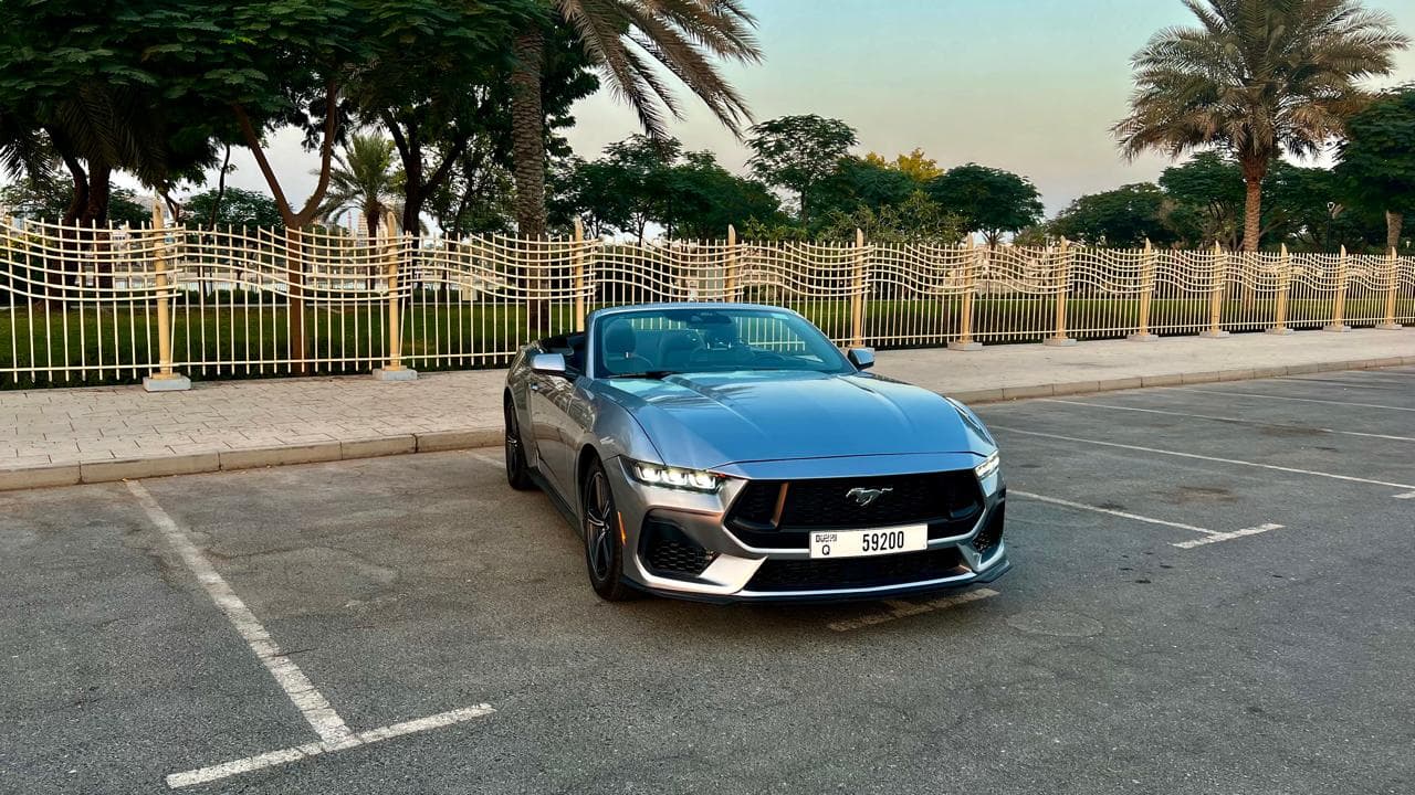 Ford Mustang Convertible 2025 huren Dubai - Vooraanzicht