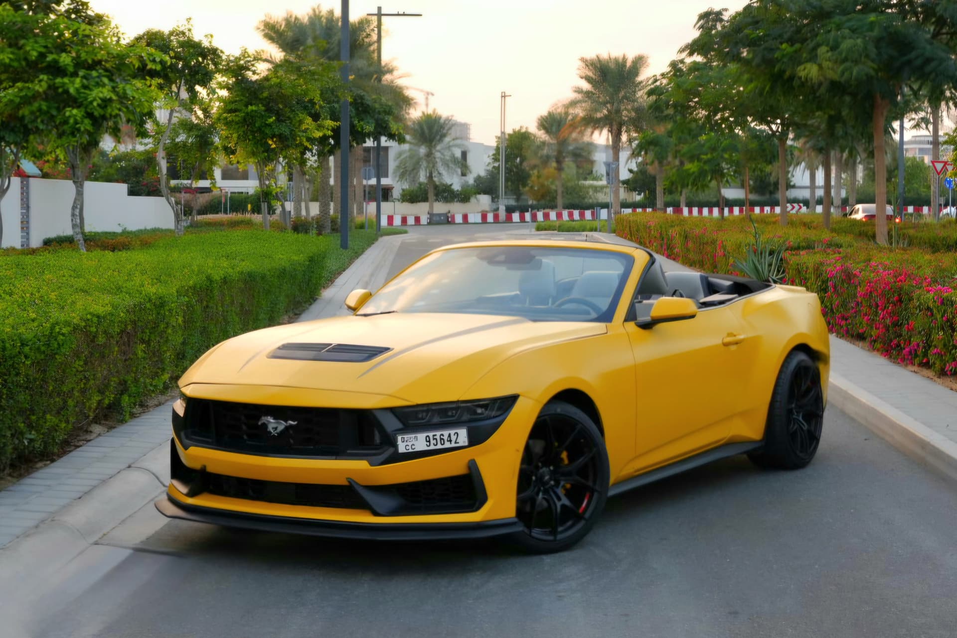 Ford Mustang EcoBoost 2024 huren Dubai - Vooraanzicht