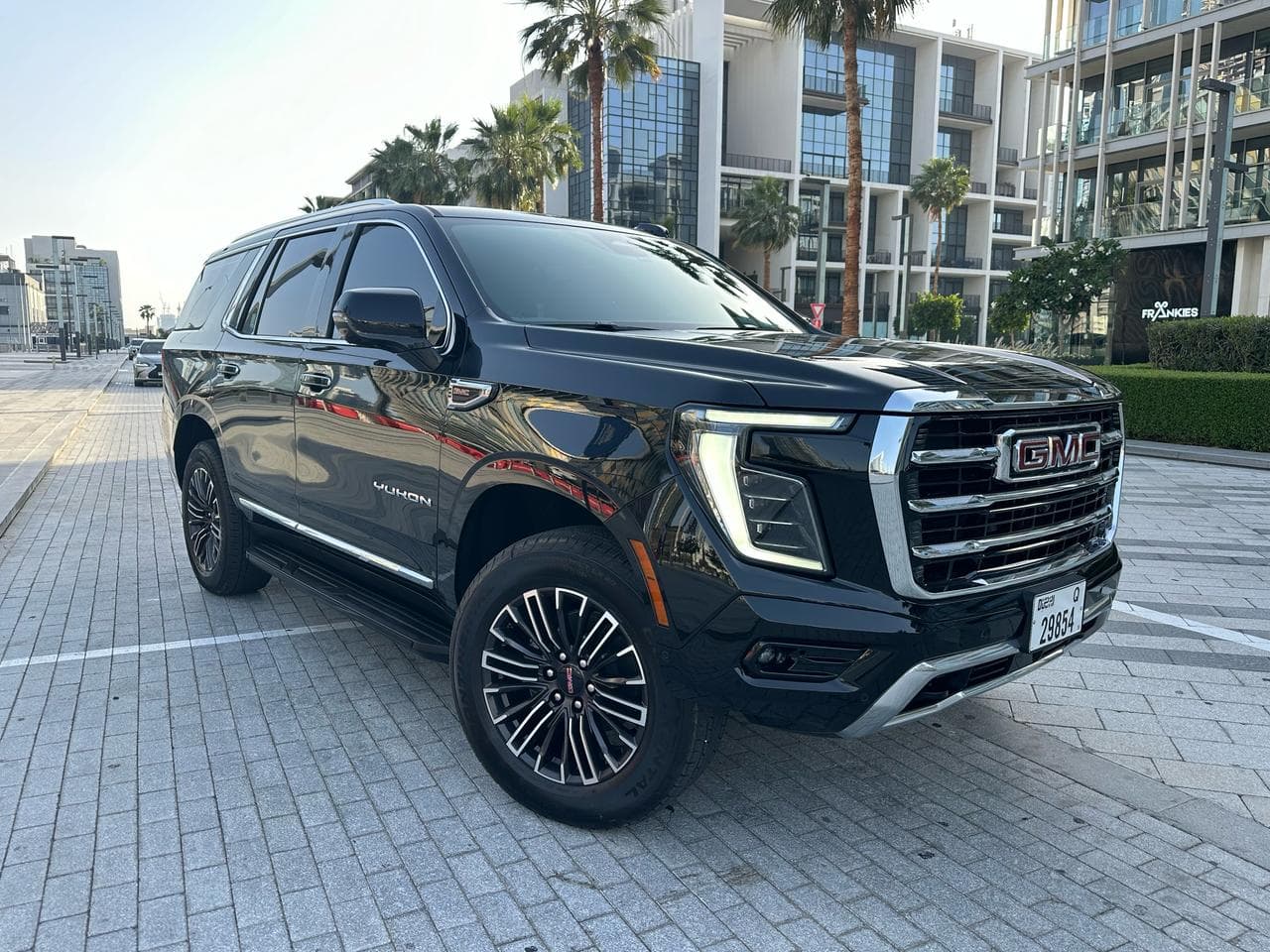 GMC Yukon Elevation 2025 mieten in Dubai - Frontansicht
