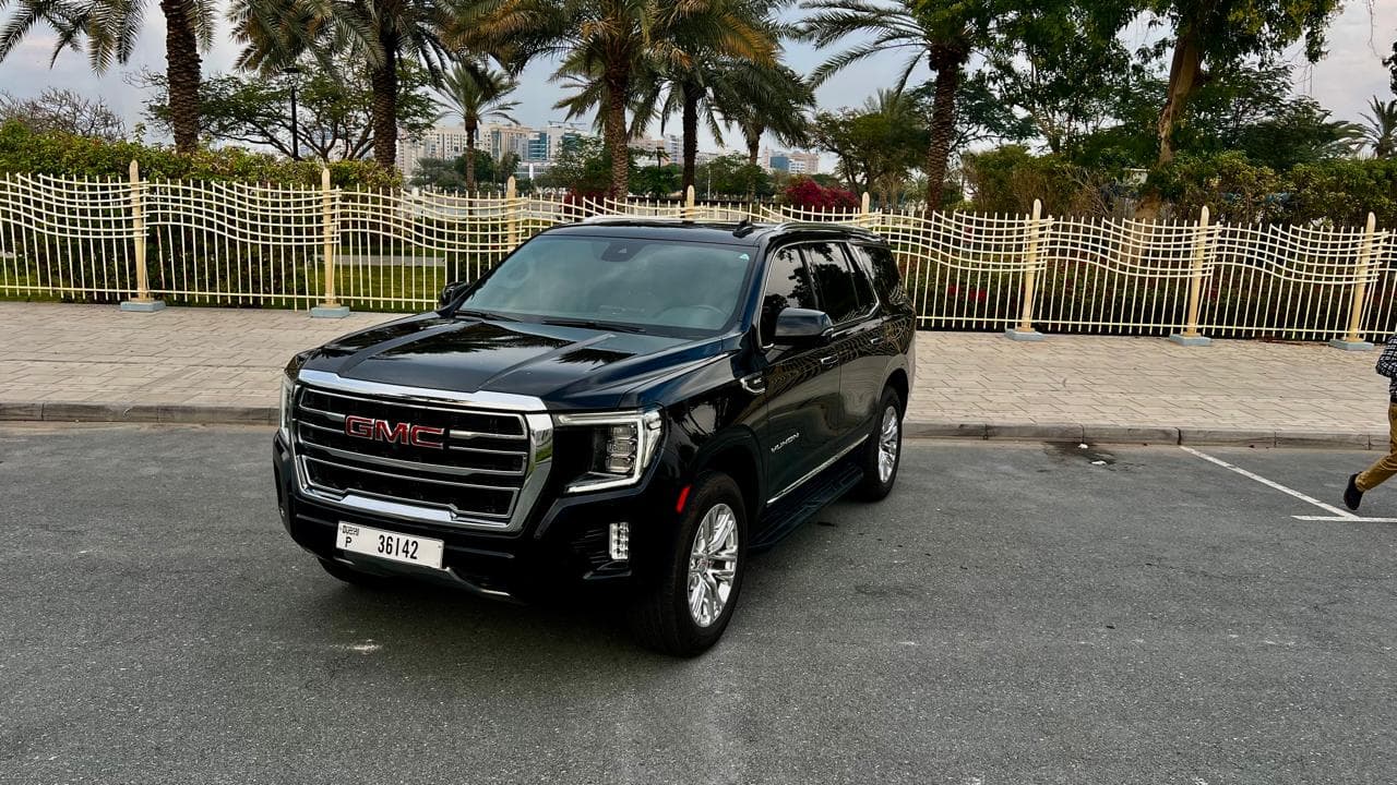 GMC Yukon SLT 2024 huren Dubai - Vooraanzicht