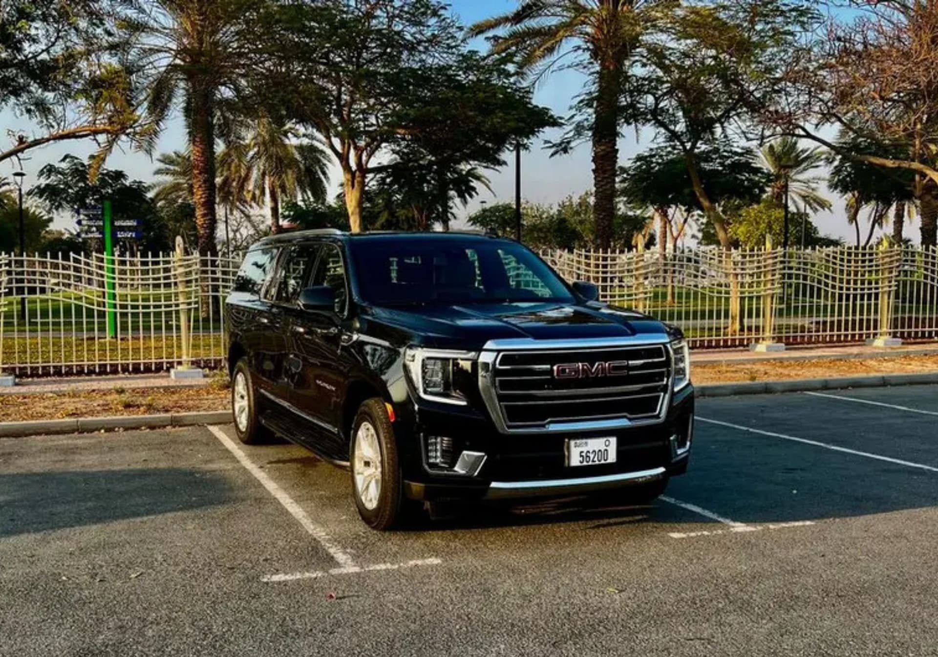 GMC Yukon SLT XL 2024 huren Dubai - Vooraanzicht