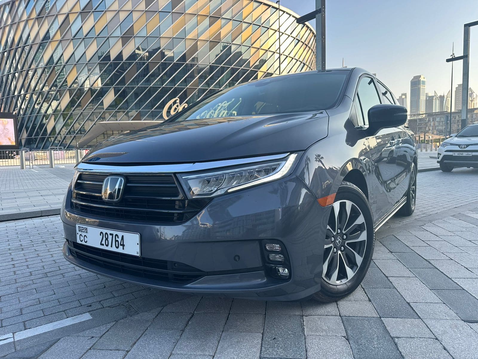 Honda Odyssey 2025 huren Dubai - Vooraanzicht