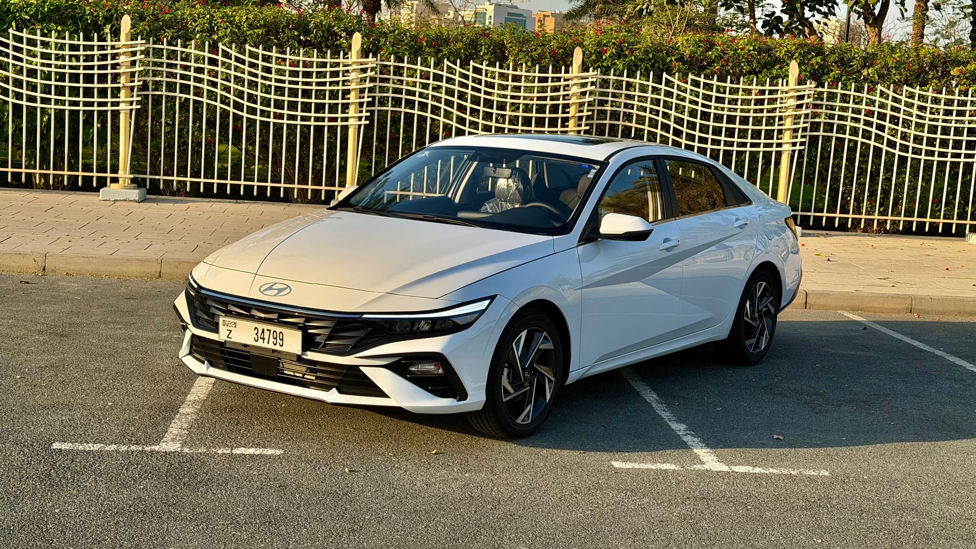 Hyundai Elantra 2026 huren Dubai - Vooraanzicht