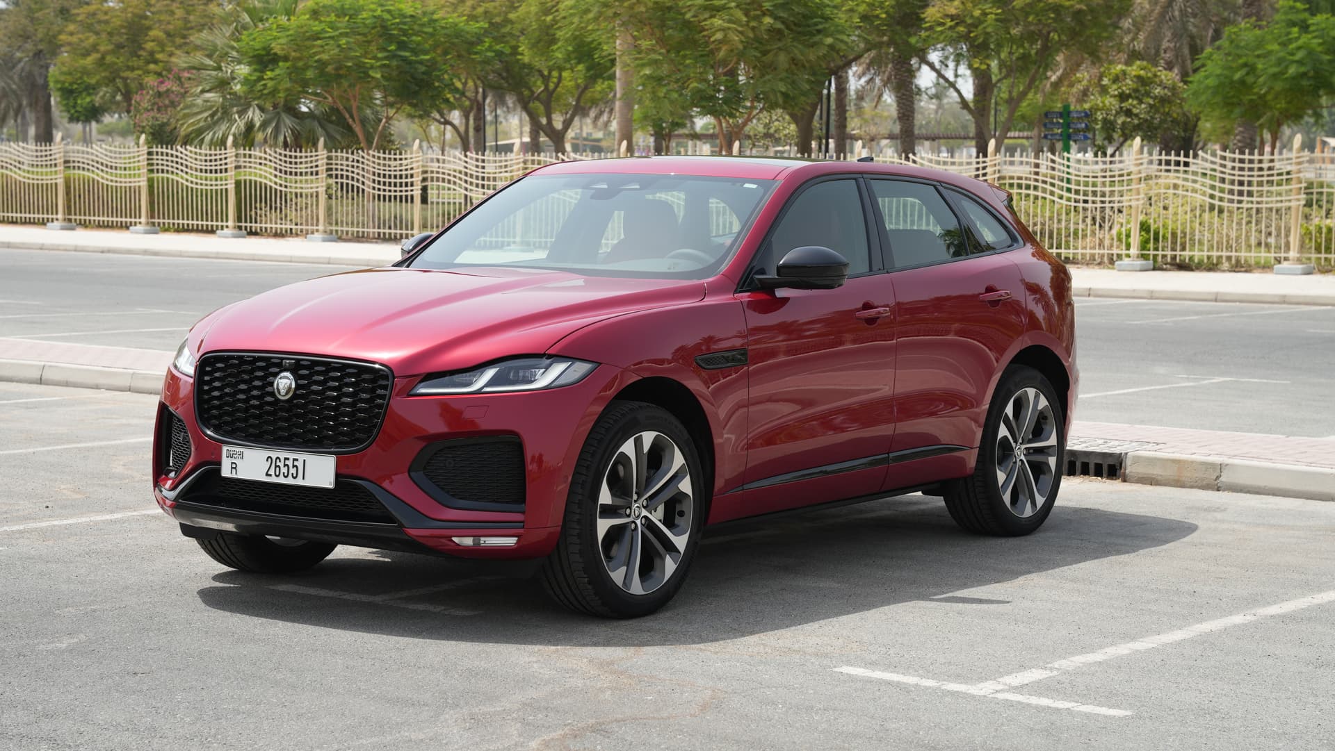 Jaguar F-Pace 2025 mieten in Dubai - Frontansicht